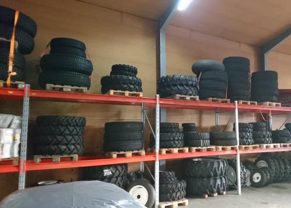Reifenlager Traktoren im Shop der Roma Handels & Kfz-Service GmbH